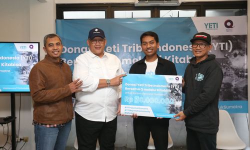 Penyerahan donasi untuk Sumatra oleh Founder QGroup & Ketua Umum YTI Kun Wahyu Winasis, Presiden Direktur Lion Air Group & anggota YTI Capt. Daniel Putut Kuncoro Adi, Sekjen YTI Ical Hardiana, serta VP of Business & Marketing Kitabisa Marsudi Wijaya