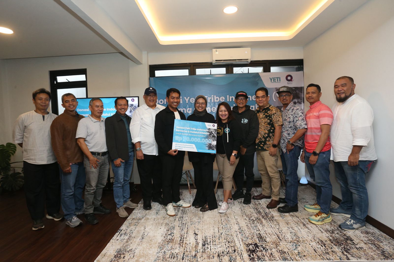 Foto bersama perwakilan QGroup, Yeti Tribe Indonesia (YTI), bersama Kitabisa dalam seremonial penyerahan donasi korban bencana Sumatra di Jakarta, 23 Januari 2026.