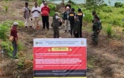 Petugas Ditjen Gakkum ESDM mengamankan tumpukan batubara diduga ilegal di jalur Sungai Mahakam, Kalimantan Timur, yang disegel sebagai aset negara. (Ditjen Gakkum ESDM)