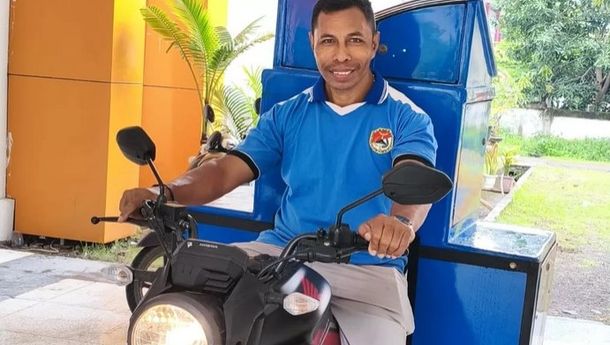 Disarpus Sikka Jemput Bola Antar Buku ke Lansia dan Pasien