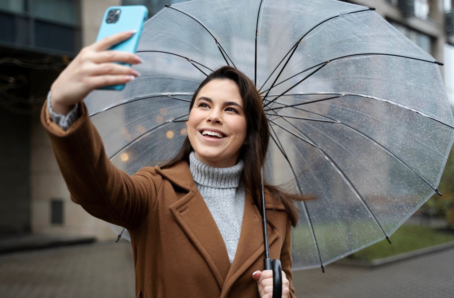 5 Tips Ampuh Cegah HP Rusak Akibat Kehujanan