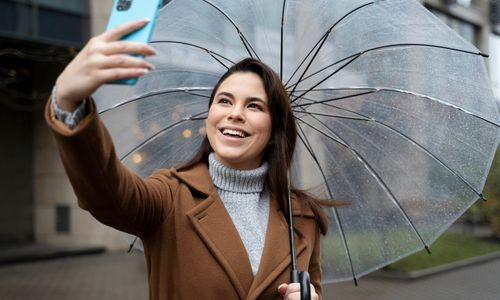 5 Tips Ampuh Cegah HP Rusak Akibat Kehujanan