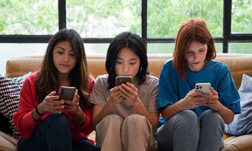 Ilustrasi wanita sedang menyelam media sosial.