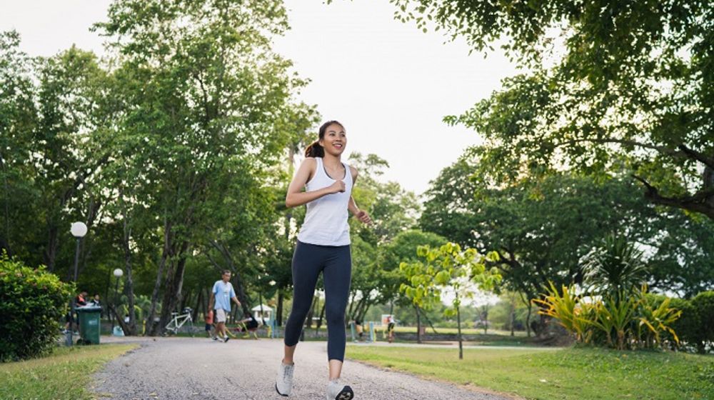 Seorang wanita sedang melakukan aktivitas fisik.