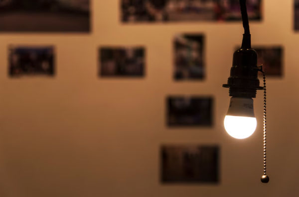 Ilustrasi ruang keluarga disinari cahaya lampu LED akibat pemadam listrik.