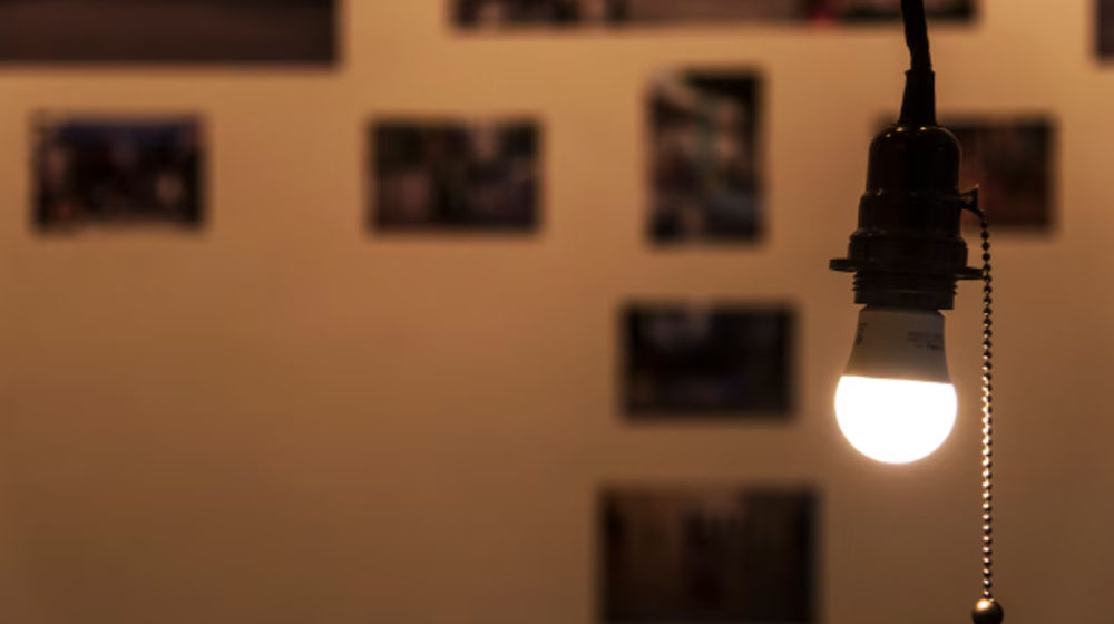 Ilustrasi ruang keluarga disinari cahaya lampu LED akibat pemadam listrik.