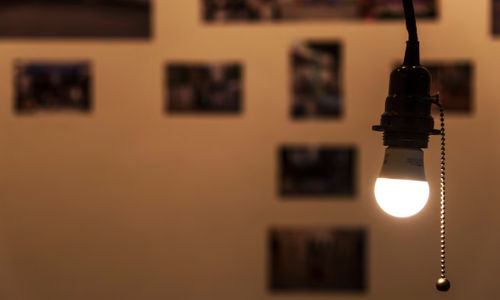 Ilustrasi ruang keluarga disinari cahaya lampu LED akibat pemadam listrik.