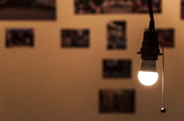 Ilustrasi ruang keluarga disinari cahaya lampu LED akibat pemadam listrik.
