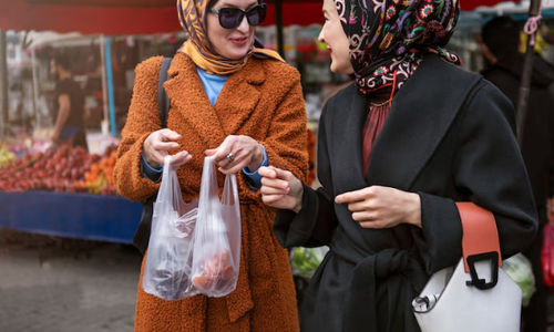 Ilustrasi wanita berburu takjil saat Ramadan.