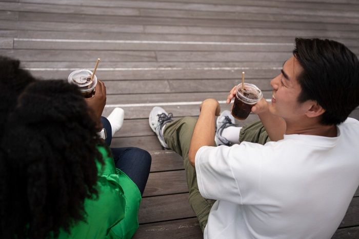 Ilustrasi Gen Z minum kopi.