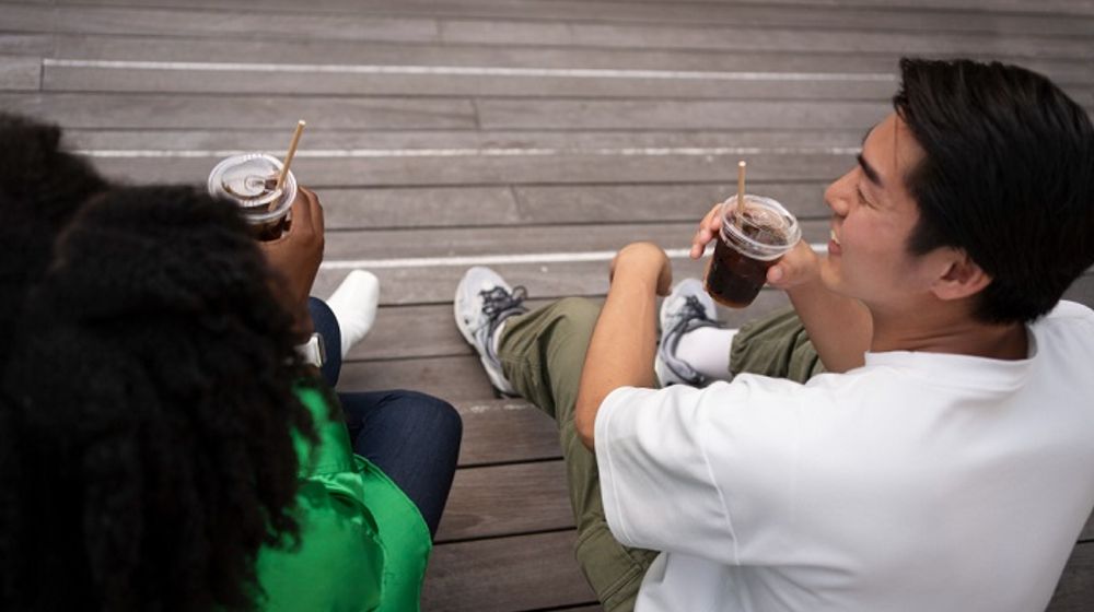 Ilustrasi Gen Z minum kopi.