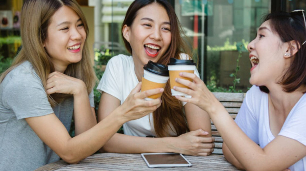 Ilustrasi Gen Z sedang nongkrong dan memesan kopi.