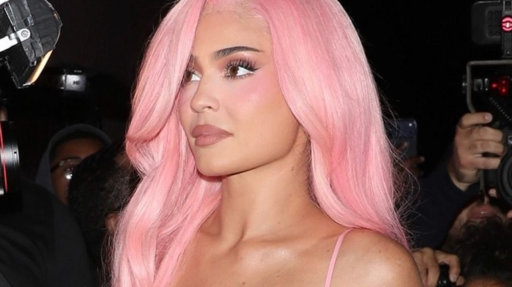 Kylie Jenner dengan gaya makeup ala 2016.