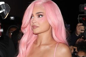 Kylie Jenner dengan gaya makeup ala 2016.