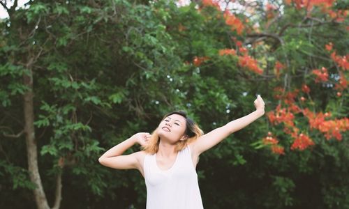 Ilustrasi wanita berjemur di pagi hari.