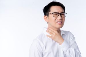 Cara Cegah Sakit Tenggorokan Saat Musim Hujan, Hati-hati!