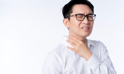 Cara Cegah Sakit Tenggorokan Saat Musim Hujan, Hati-hati!