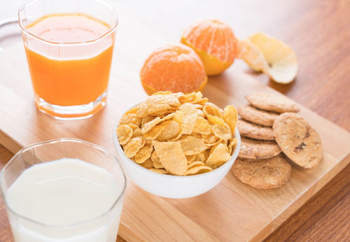 Minum susu dengan buah-buahan.