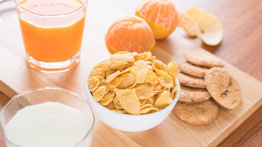 Minum susu dengan buah-buahan.