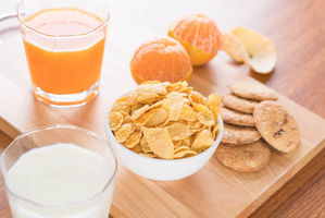 Minum susu dengan buah-buahan.