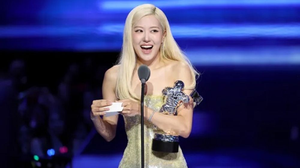 Rosé BLACKPINK menyampaikan pidato penerimaannya untuk penghargaan Lagu Terbaik Tahun Ini untuk "APT." di MTV Video Music Awards 2025 di UBS Arena di Elmont, NY, 7 September 2025.