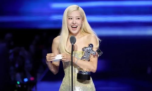 Rosé BLACKPINK menyampaikan pidato penerimaannya untuk penghargaan Lagu Terbaik Tahun Ini untuk "APT." di MTV Video Music Awards 2025 di UBS Arena di Elmont, NY, 7 September 2025. 