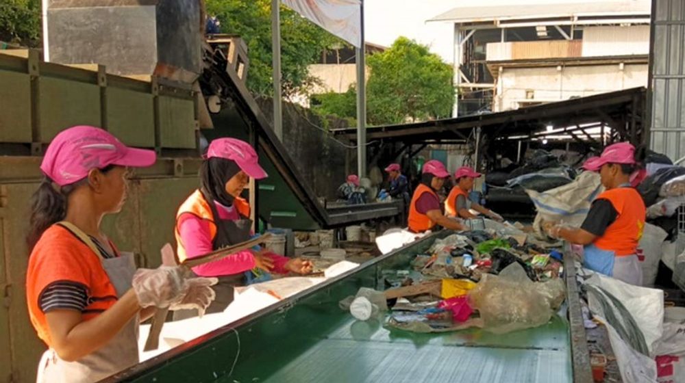 Ilustrasi Jangjo mengelola sampah.