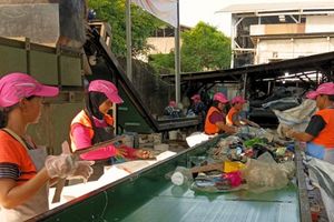 Ilustrasi Jangjo mengelola sampah.