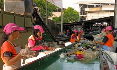 Ilustrasi Jangjo mengelola sampah.