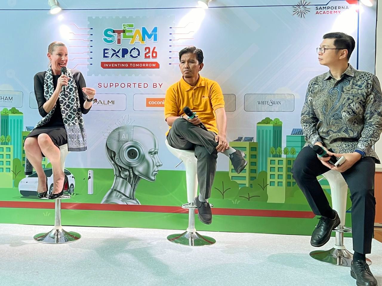 (kiri-kanan) Principal of Sampoerna Academy Citra Medan Kelly M. Wailes, Prof Saiful Akmal mewakili ALMI dan Jimmy Ujung menghadiri media briefing STEAM Expo 2026