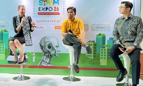 (kiri-kanan) Principal of Sampoerna Academy Citra Medan Kelly M. Wailes, Prof Saiful Akmal mewakili ALMI dan Jimmy Ujung menghadiri media briefing STEAM Expo 2026