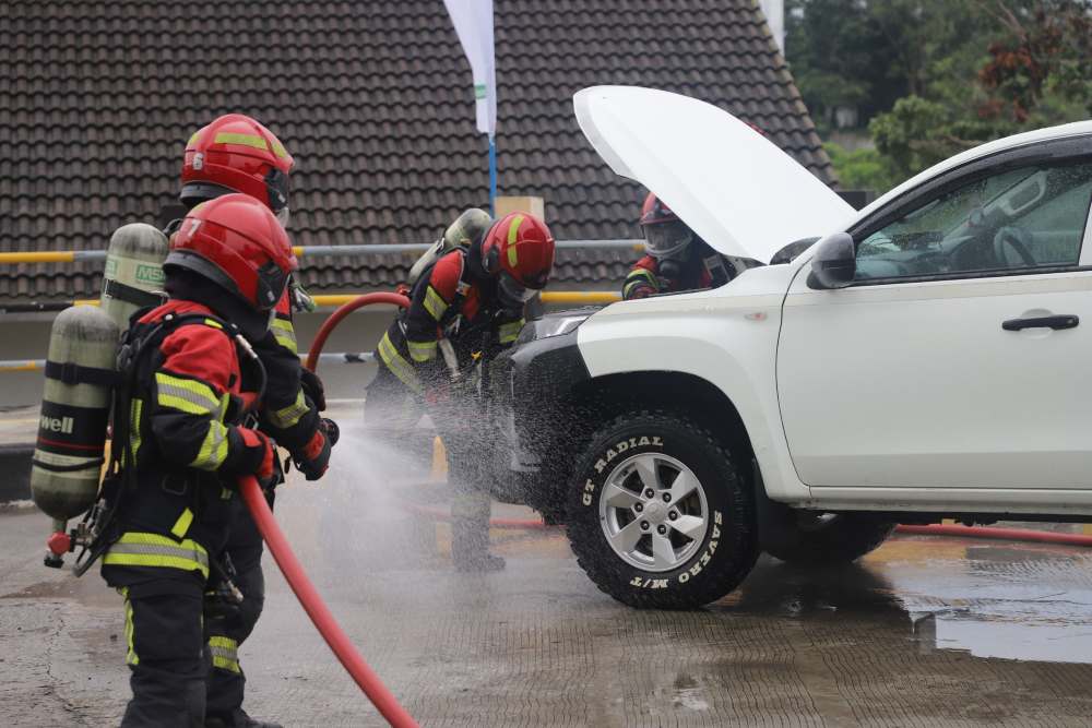 Simulasi  penanganan kecelakaan kerja dalam peringatan Bulan K3 di Balikpapan, Sabtu, 1 Februari 2026.  (Foto: Kaltimprov)