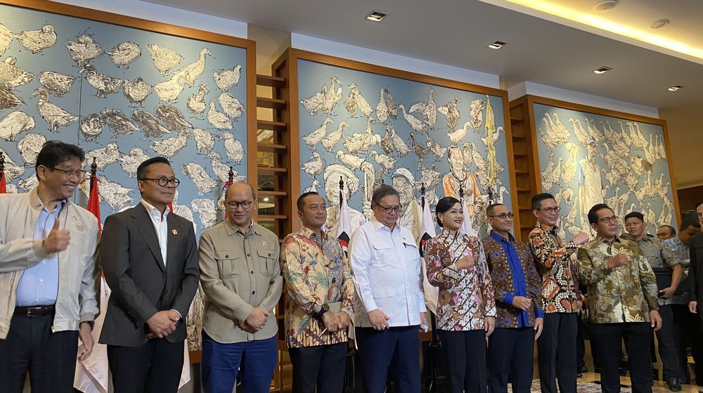 Menko Airlangga Hartarto, Kepala Danantara Rosan Roeslani, dan Plt Ketua OJK Friderica Widyasari Dewi saat konferensi pers stabilitas pasar modal di Wisma Danantara.