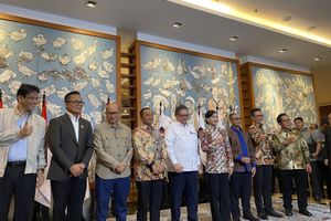 Menko Airlangga Hartarto, Kepala Danantara Rosan Roeslani, dan Plt Ketua OJK Friderica Widyasari Dewi saat konferensi pers stabilitas pasar modal di Wisma Danantara.