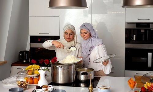 Wanita tengah menyiapkan hidangan puasa Ramadan.