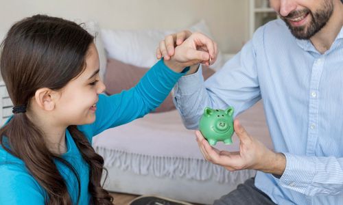 Cara Membantu Anak Memahami Literasi Finansial: Beri Anak Kendali Atas Uang Sakunya