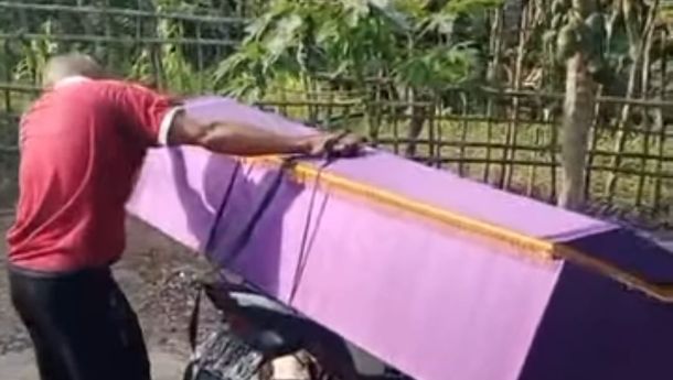 Guru SMK Paga Bawa Peti Mati Naik Motor
