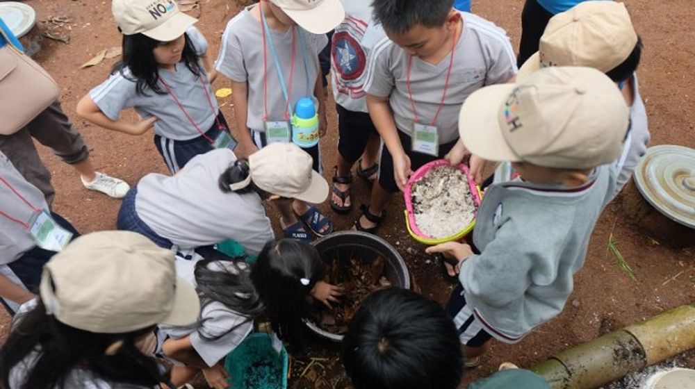 Anan-anak belajar di Kebun Kumara.