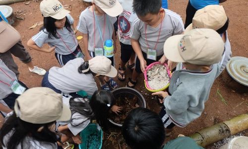 Anan-anak belajar di Kebun Kumara.