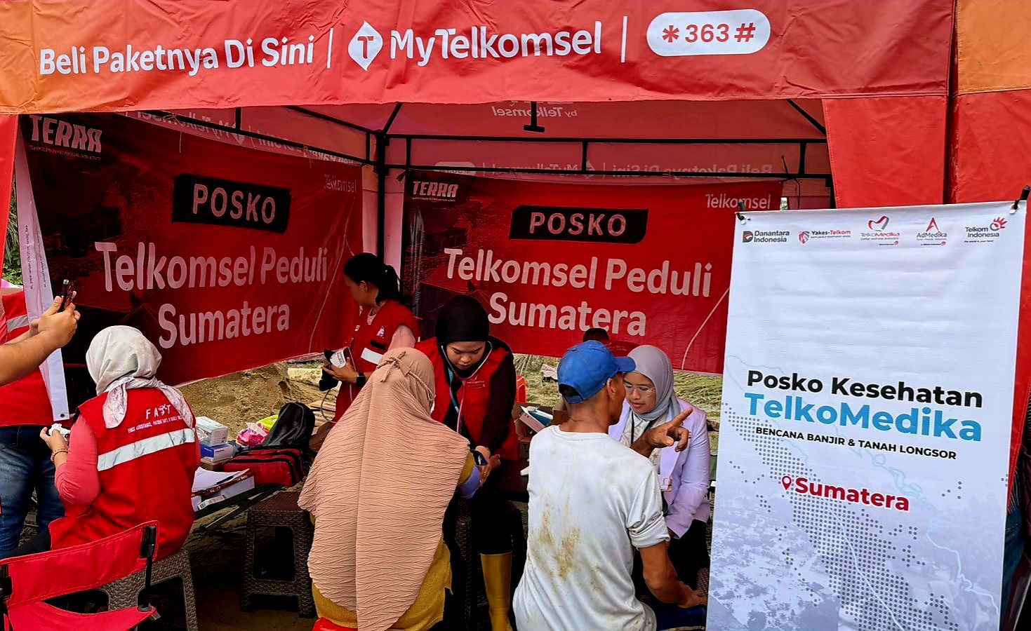 Suasana posko kesehatan dan layanan medis AdMedika dan TelkoMedika untuk masyarakat terdampak bencana di Sumatra