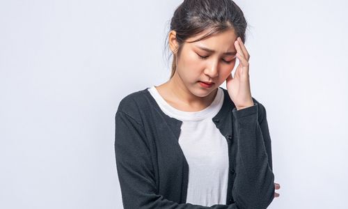 Seorang wanita tengah sakit kepala atau vertigo.