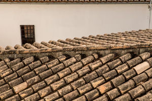 Ilustrasi genteng tanah liat.