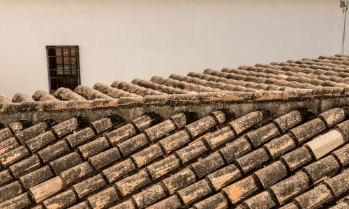 Ilustrasi genteng tanah liat.