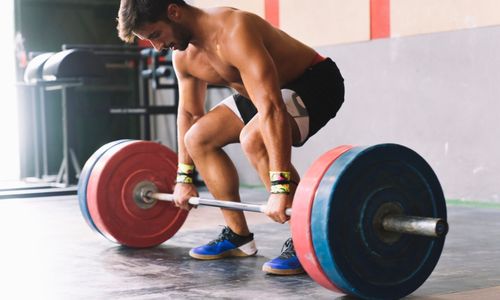 Hal-hal yang Tidak Sopan dan Mengganggu di Gym: Menggeram Berlebihan Saat Angkat Beban