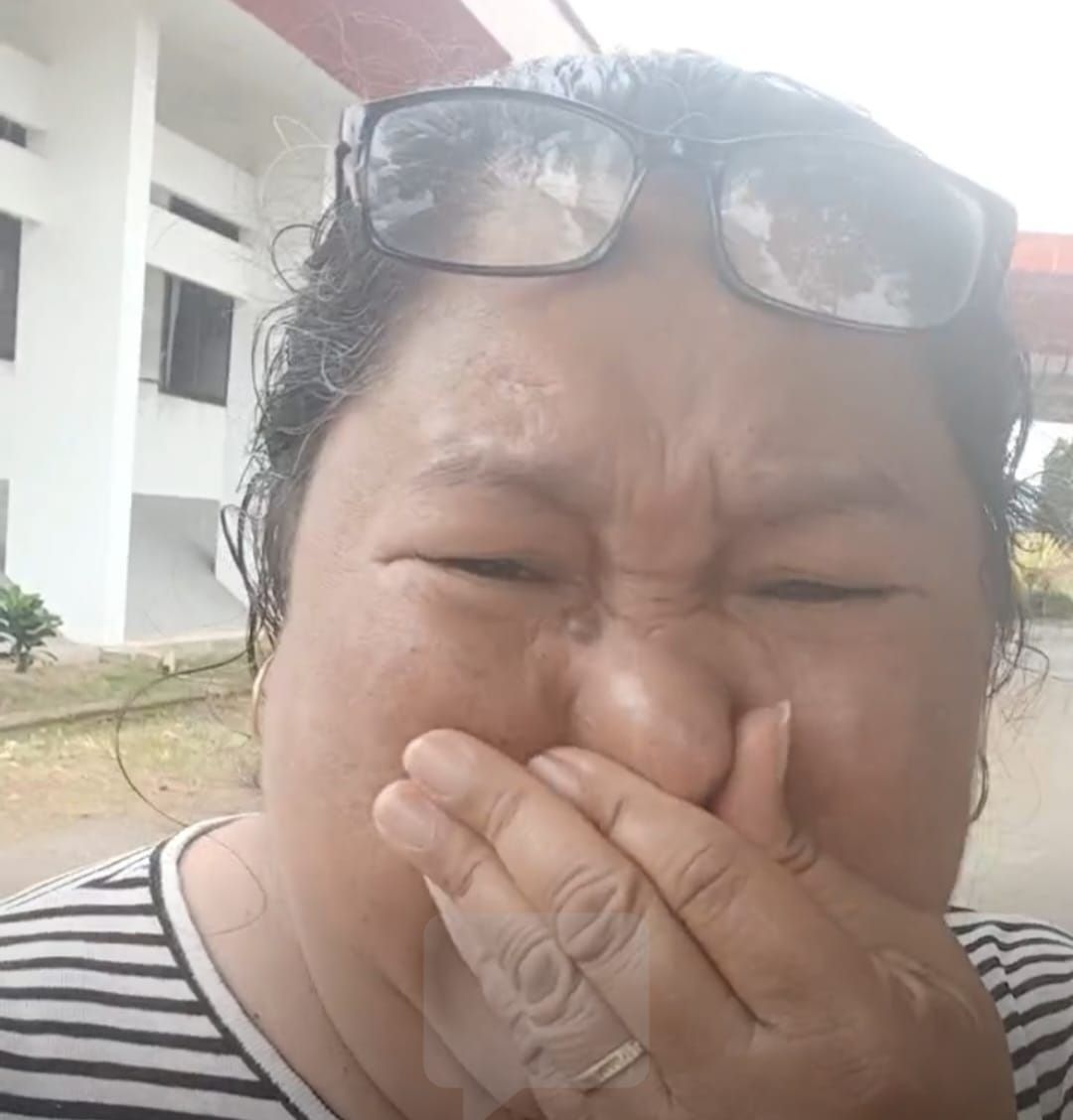 Seorang ibu menangis karena diusir dan dagangannya dirampas satpam UKIT Tomohon.