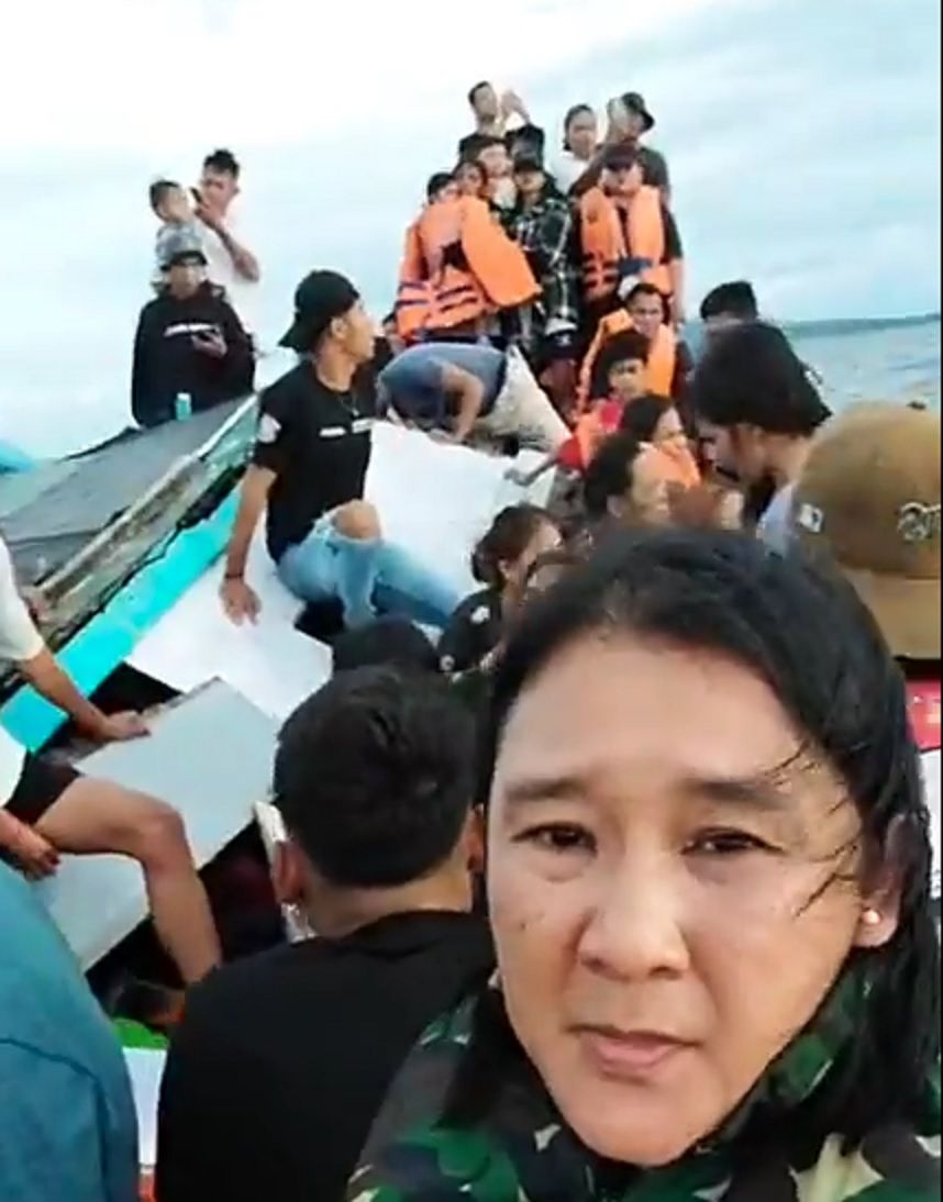 KM Alisa yang memuat sejumlah penumpang mengalami patah dek ditengah laut. 