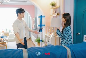 Bae In Hyuk dan Roh Jeong Eui dalam drama Korea Our Universe.