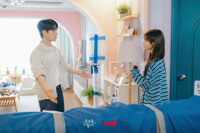 Bae In Hyuk dan Roh Jeong Eui dalam drama Korea Our Universe.