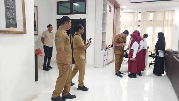 Bupati Sikka Terima Tur Wisata Literasi Siswa SD