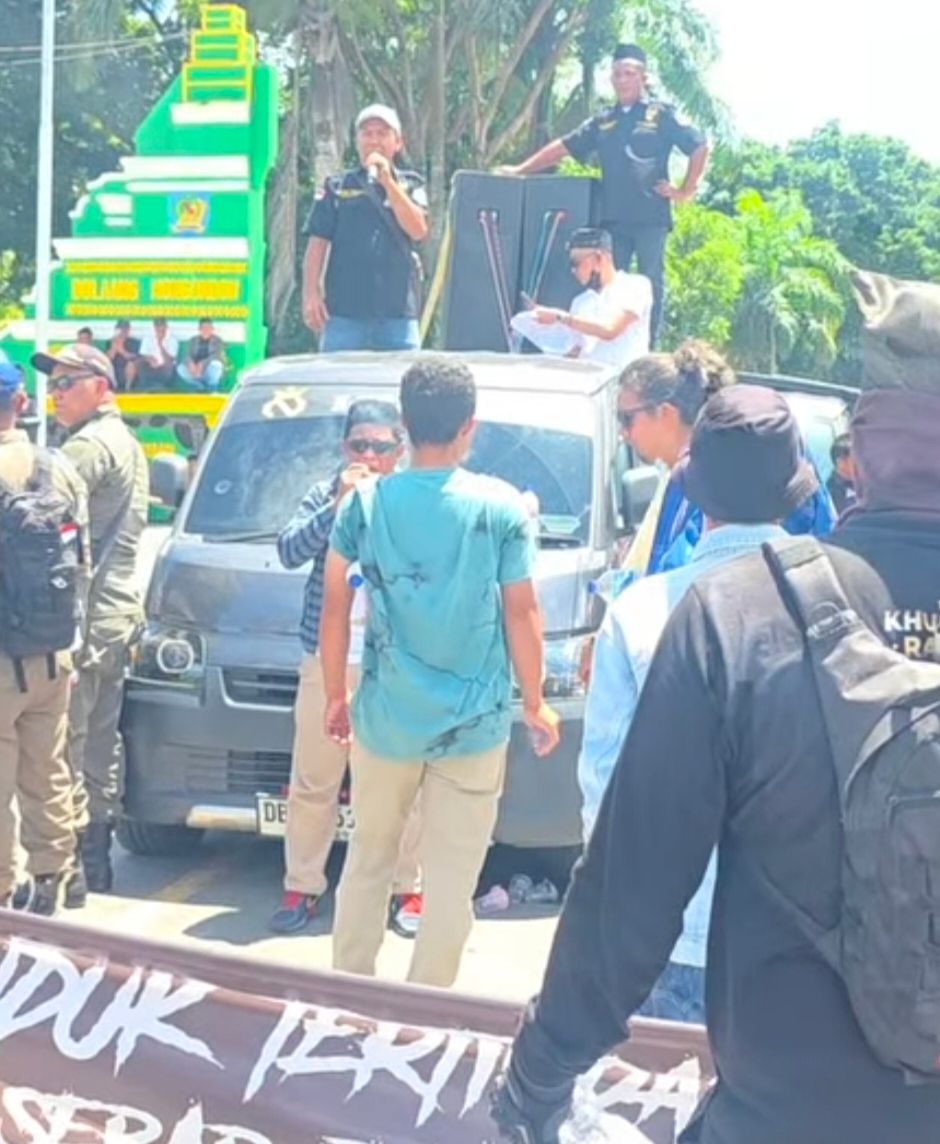 Ratusan massa Bolmong Raya menggelar aksi menuntut pemekaran.